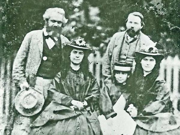Karl Marx (1818–1883) mit seinen Töchtern Jenny, Eleanor und Laura sowie mit Friedrich Engels.