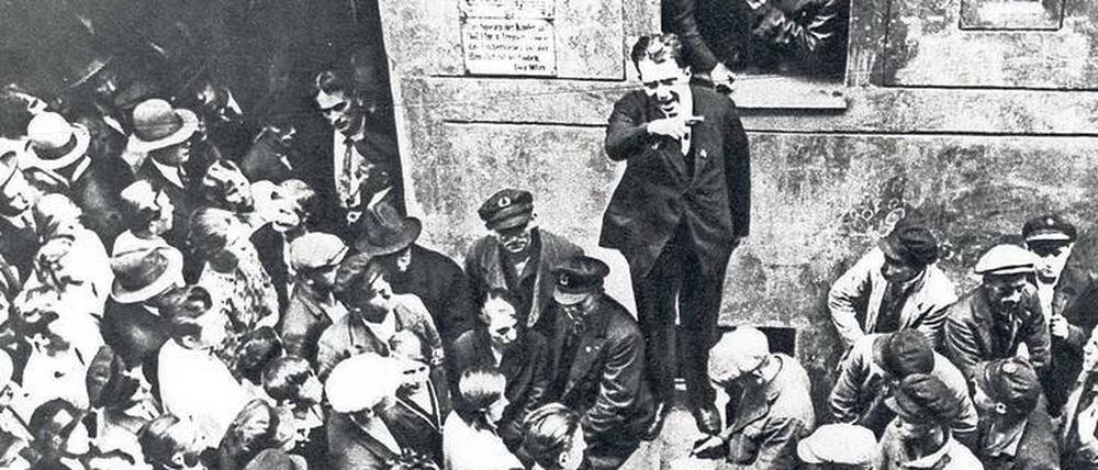 Wahlkampf. Heinz Neumann, Abgeordneter der KPD, hält im September 1930 auf einer Mülltonne stehend eine Rede im Hof einer Weddinger Mietskaserne.