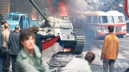 So weit kam es in Ost-Berlin nicht: Verzweifelte Demonstranten warfen im August 1986 Steine auf sowjetische Panzer. 