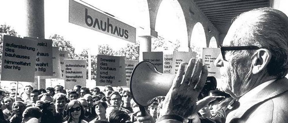 Hitzig. Walter Gropius spricht bei der Ausstellungseröffnung 1968 zu Studierenden, die für die Erhaltung der Ulmer Hochschule für Gestaltung demonstrieren.