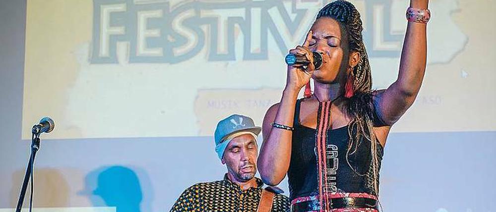 Afro-Hip-Hop. Die Sängerin Thaliane gibt einen Mix aus Soul und Pop.