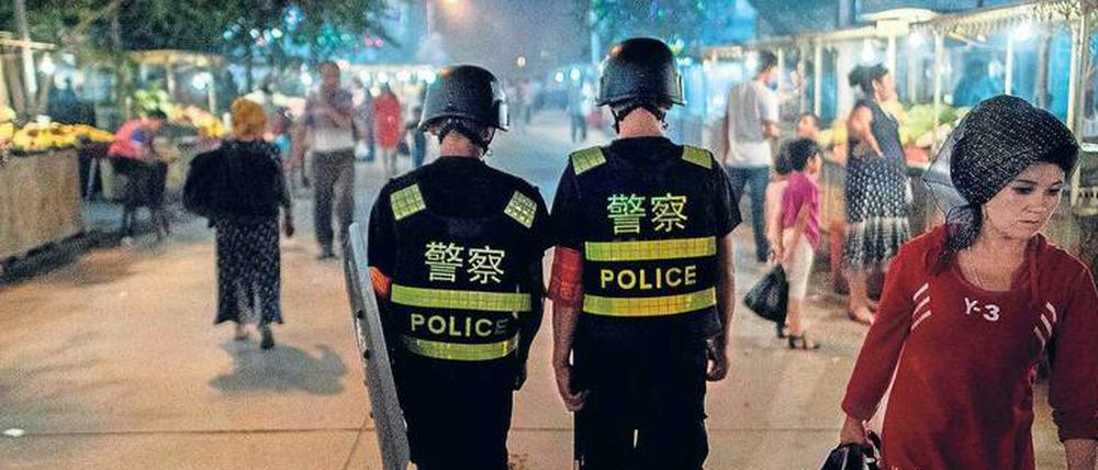 Polizisten gehen Streife in Kashgar 