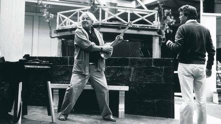 Der Meistersinger. Wolfgang Wagner spielt Hermann Prey während einer Probe in Bayreuth 1981 die Rolle des Sixtus Beckmesser vor.