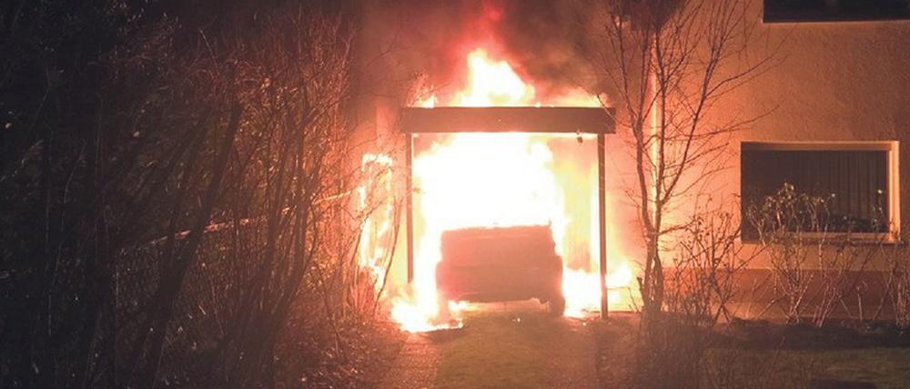 Brandgefährlich. Das Auto des Linken-Politikers Ferat Koçak ging im Februar 2018 in Flammen auf. Vermutlich hat die Tat einen rechtsextremen Hintergrund.