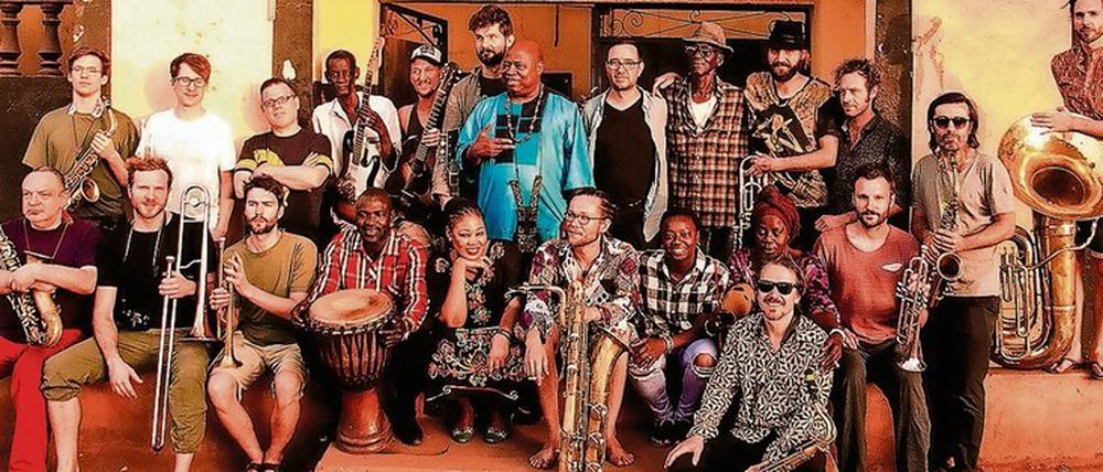 Von Bamako nach Berlin. Das Omniversal Earkestra - hier in Mali - kommt ohne Bandleader aus. Die musikalische Leitung wechselt ständig.