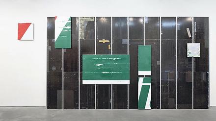 Blick in die Ausstellung „Opaque Surface“ von Pirgelis.