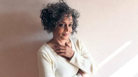 Schriftstellerin und Menschenrechtsaktivistin. Arundhati Roy, 55.