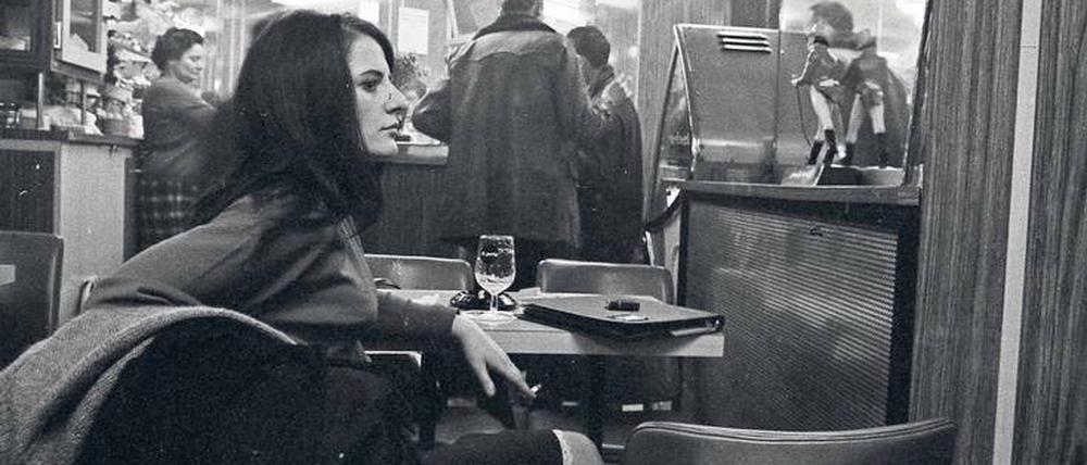 Begegnungen erhöhen bei Modiano die Ortskenntnis. Mitte der sechziger Jahre in einem Café in der Pariser Rue de Buci.
