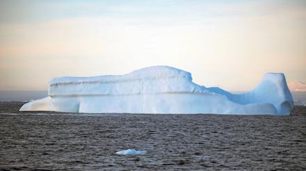 Eisberg in der Antarktis. Mirko Bonnès Sehnsuchtsreisender Merce Blackboro im Roman hat sich dort lange aufgehalten. 