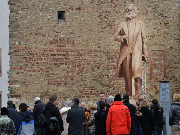 Statt 6,30 Meter jetzt nur noch 5,50. Im letzten Frühjahr schauten die Trierer anhand einer Holz-Attrappe, was sie von einer XXL-Marx-Statue auf dem Simeonstiftplatz halten würden. 