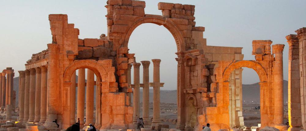 Dieser antike Triumphbogen in der syrischen Oasenstadt Palmyra wurde vom IS gesprengt.