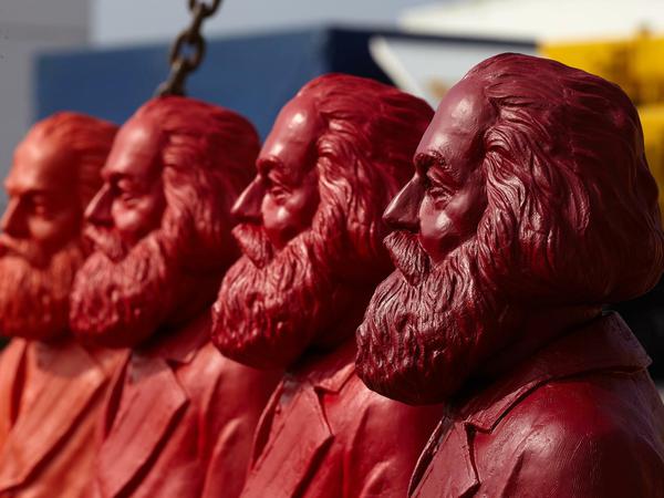 Marx vermarkten - ein erster Probelauf: 500 dieser kleinen roten Statuen des Künstlers Ottmar Hörl standen 2013 überall in Trier, anlässlich seines 140. Todestags. 