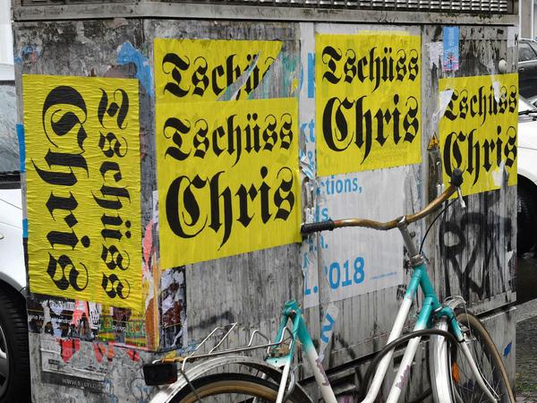 Aufkleber mit der Aufschrift "Tschüss Chris" in Berlin
