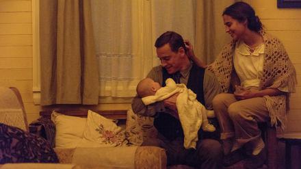 Frisches Familienglück. Leuchtturmwärter Tom (Michael Fassbender), Isabel (Alicia Vikander) und ihr Findelkind. 