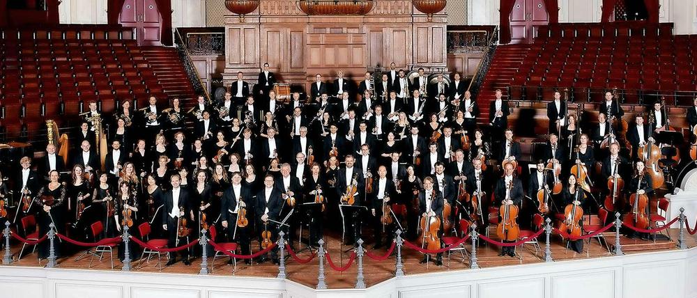 Ohne Chef. Das Amsterdamer Concertgebouw Orchestra hat sich nach MeToo-Vorwürfen von seinem Leiter Daniele Gatti getrennt. Beim Musikfest dirigierte Einspringer Manfred Honeck.