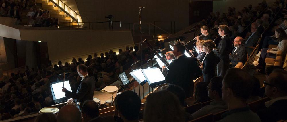 Musiker der Staatskapelle Berlin am Samstag Abend in der Philharmonie bei "Rituel" von Pierre Boulez.