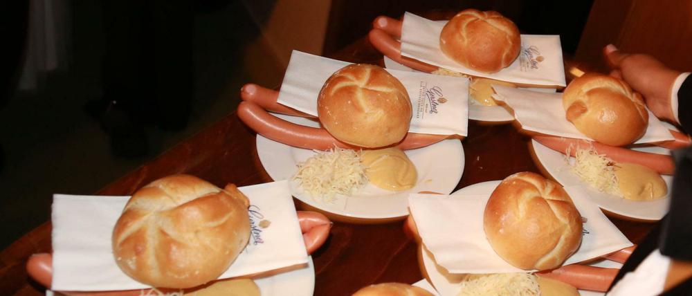 Wo die Wiener Würstchen Frankfurter heißen. Speisung beim Opernball mit Semmerl, Senf und Kren für 10, 50 Euro. Man kann in Österreich auch günstiger essen, auf jeden Fall aber besser.