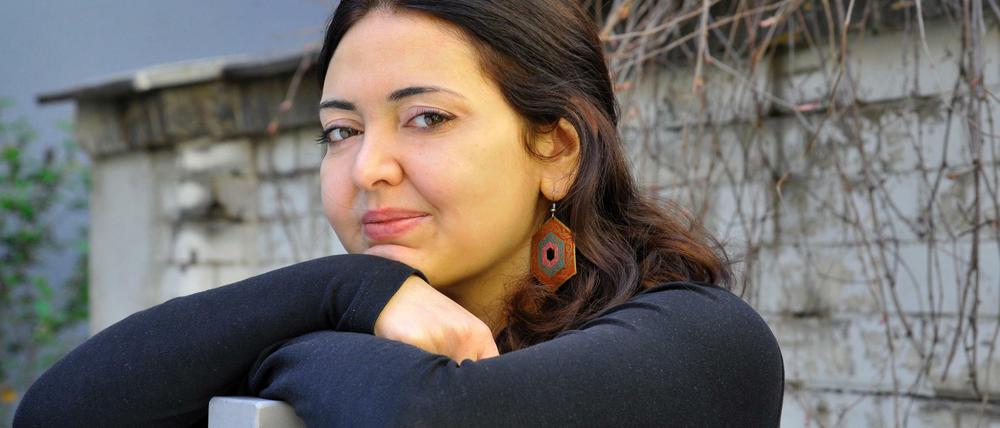Die in Berlin lebende syrische Schriftstellerin Rasha Abbas im Hinterhof ihres Wohnhauses in Schöneberg. 