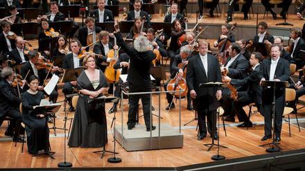 Sir Simon Rattle dirigiert die Berliner Philharmoniker beim Musikfest Berlin.