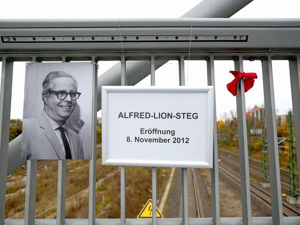 Ein Foto von Alfred Lion am Brückengeländer, bei der Einweihung 2012. 