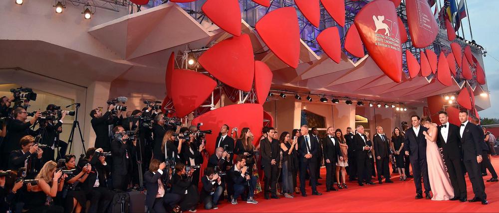 Johnny Depp, Dakota Johnson, Scott Cooper und Joel Edgerton auf dem roten Teppich der Filmfestspiele in Venedig 2015.