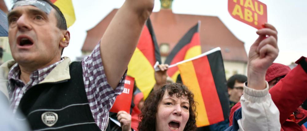 Demonstranten protestieren am 6. September in Finsterwalde (Brandenburg) gegen einen Wahlkampfauftritt von Angela Merkel.