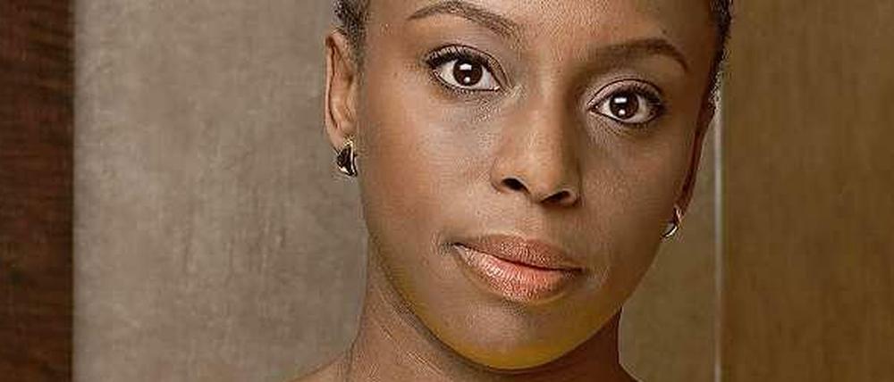 Chimamanda Ngozi Adichie , 36, wurde in Nigeria geboren. Nach dem Studium an der Yale University begann sie, Romane zu schreiben. Ihr dritter, "Americanah", erschien gerade auf Deutsch - er wurde vergangenes Jahr vom "National Book Critic Circle" als bestes Buch ausgezeichnet. Sie lebt mit ihrem Mann in den USA und in Nigeria. 