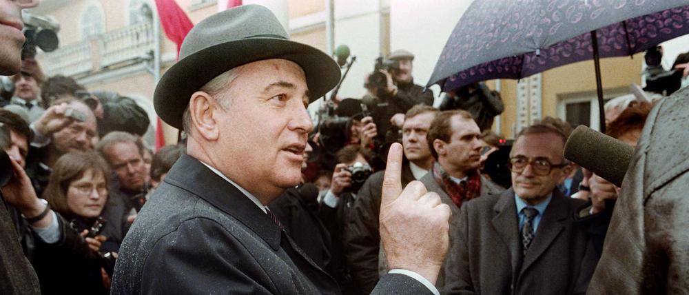 Der Mantel der Geschichte. Michail Gorbatschow als Generalsekretär der KPdSU am 26 März 1989 im Gespräch mit Journalisten in Moskau.