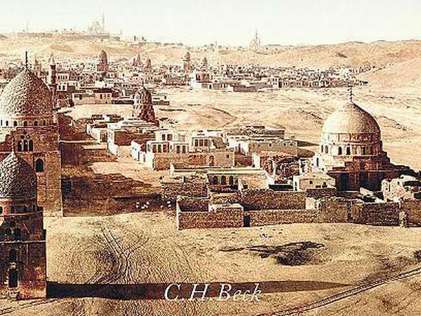 Hugh Kennedy zeichnet die komplexe Geschichte des Kalifats nach. Auf dem Cover sind die Kalifengräber aus dem 14. bis 16. Jahrhundert in Kairo zu sehen. 