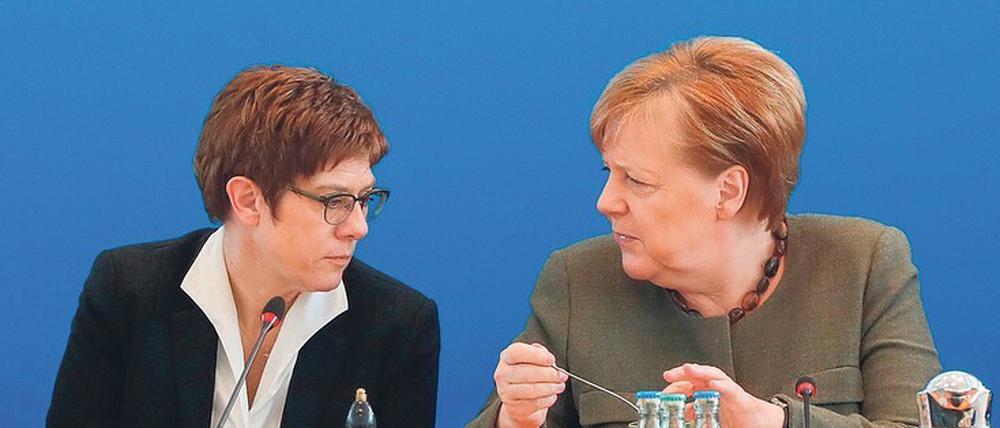 Die CDU-Vorsitzende Kramp-Karrenbauer unterhält sich mit Bundeskanzlerin Merkel. 