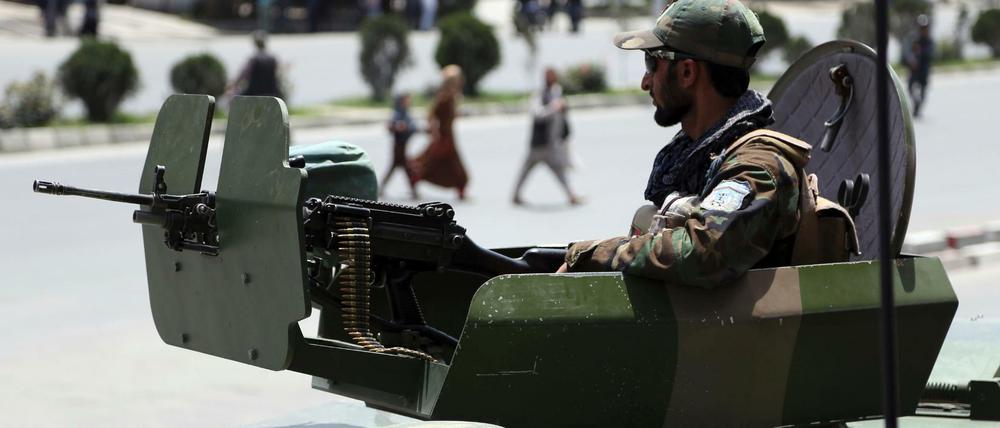 Ein Soldat im Geschützturm eines gepanzerten Fahrzeugs in Kabul