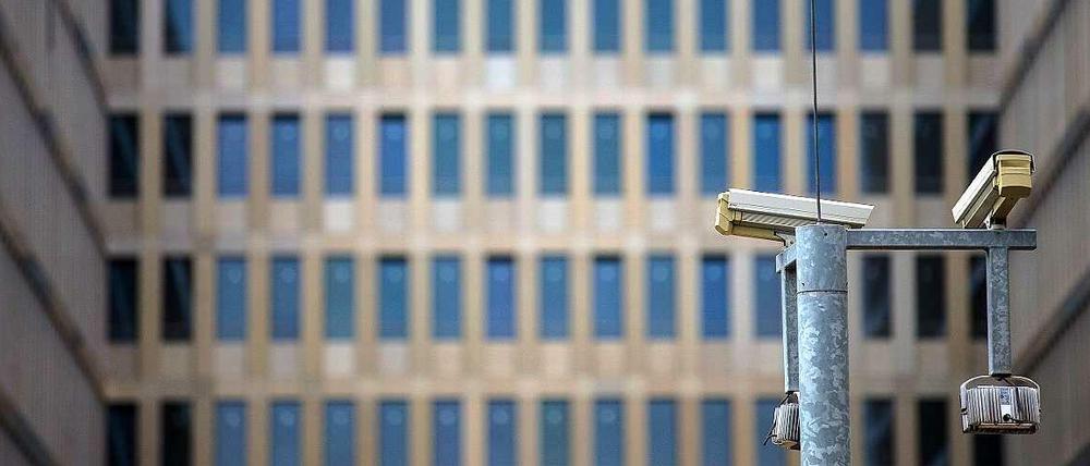 Kameras hängen vor einer Fassade der künftigen Zentrale des BND in Berlin.