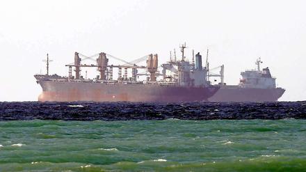 Öltanker sind in der Straße von Hormus. Mit einem Stopp der Öleinfuhren will die EU den Iran zum Einlenken im Atom-Streit bringen. 