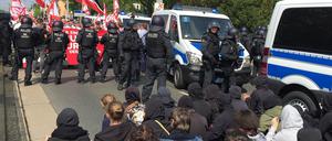 In Dresden stoppen Gegendemonstranten eine NPD-Demo.