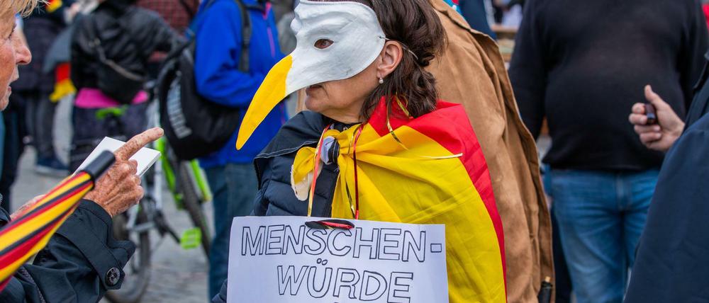 Eine Frau in Schwerin beim Protest gegen die Corona-Schutzmaßnahmen