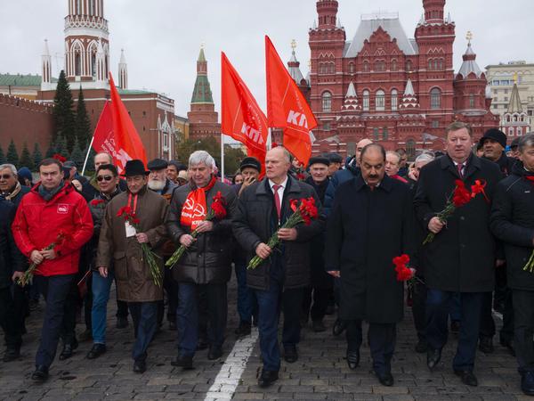 Die Kommunistischen Partei Russlands gedenkt der am Lenin-Mausoleum in Moskau der Oktoberrevolution. Putins Kreml vermeidet dagegen jedes offizielle Gedenken.