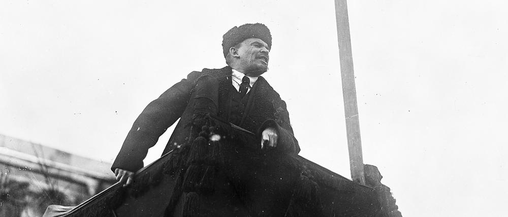 Wladimir Lenin, Begründer der Sowjetunion, bei einer Ansprache auf dem Roten Platz in Moskau am 7. November 1918.