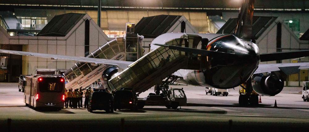 Abgelehnte Asylbewerber steigen am Flughafen München in ein Flugzeug nach Afghanistan ein. 