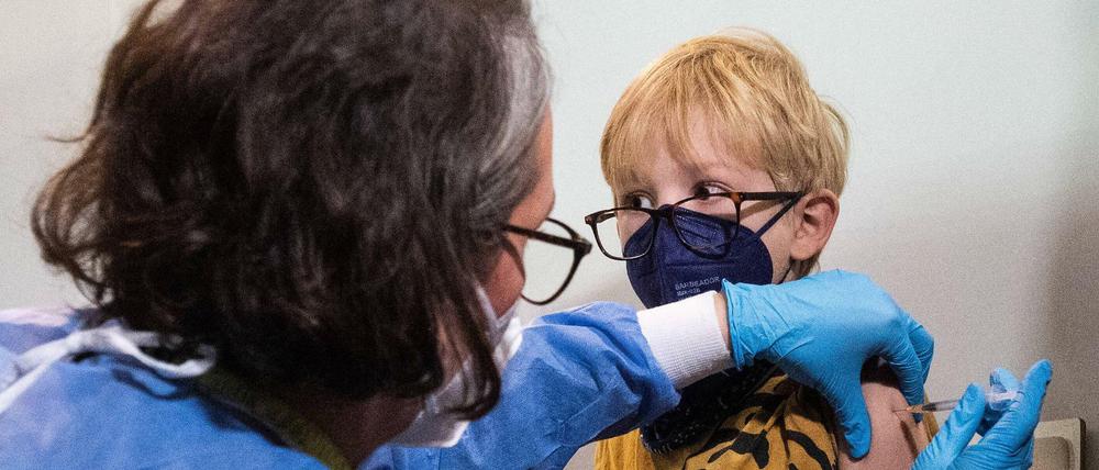 In Wien wird ein Junge gegen das Coronavirus geimpft.