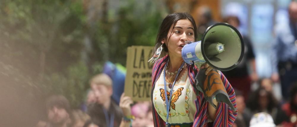 Eine Aktivistin der Bewegung Fridays for Future spricht während einer Sitzblockade in Madrid.