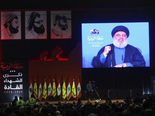 Hassan Nasrallah, Generalsekretär der Hisbollah, spricht 2018 in Beirut während einer Gedenkfeier für drei getötete Hisbollah-Mitglieder.