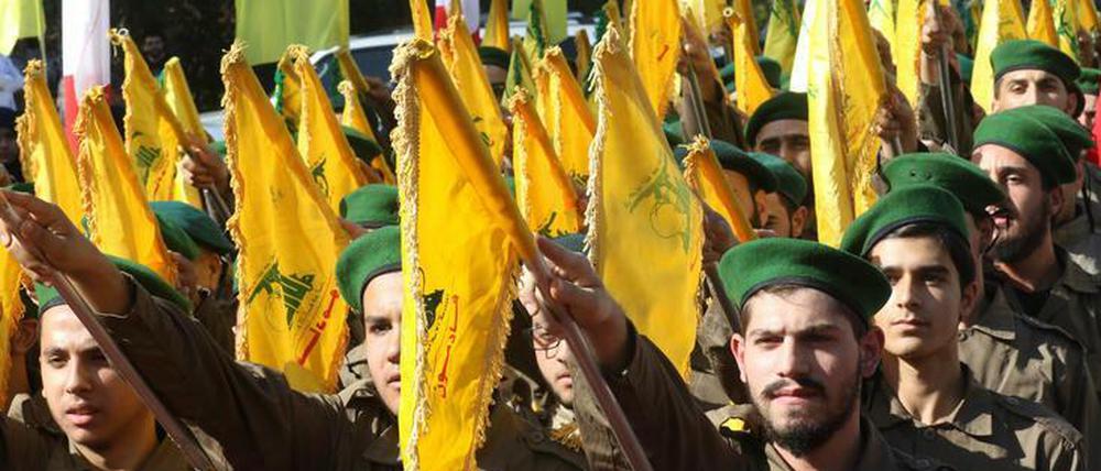 Hisbollah-Mitglieder marschieren im Südlibanon.