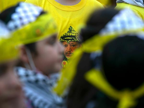 Junge Demonstranten mit Arafat-T-Shirt bei einer Veranstaltung der Fatah.P)