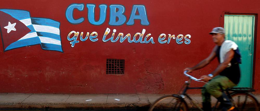 „Kuba, wie schön bist du“ ist auf einer Häuserwand auf Kuba zu lesen. Nun sollen die Einwohner in 135.000 Gesprächsrunden ihre Meinung zur neuen Verfassung kundtun.