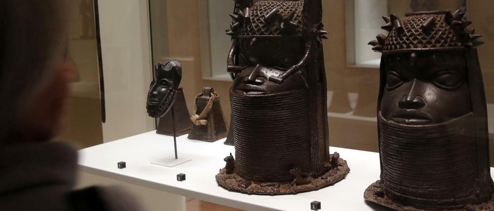Zwei Kunstwerke aus dem ehemaligen Königreich Benin im Museum Quai Branly in Paris. 
