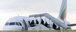 Abgelehnte Asylbewerber steigen im Rahmen einer Sammelabschiebung in ein Flugzeug.