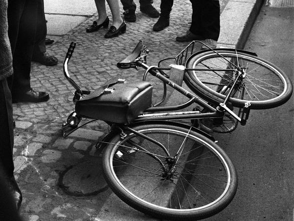 11.04.1968, Berlin: Das Fahrrad von Rudi Dutschke am Tatort vor der Geschäftsstelle des Sozialistischen Deutschen Studentenbundes (SDS) am Kurfürstendamm in Berlin.