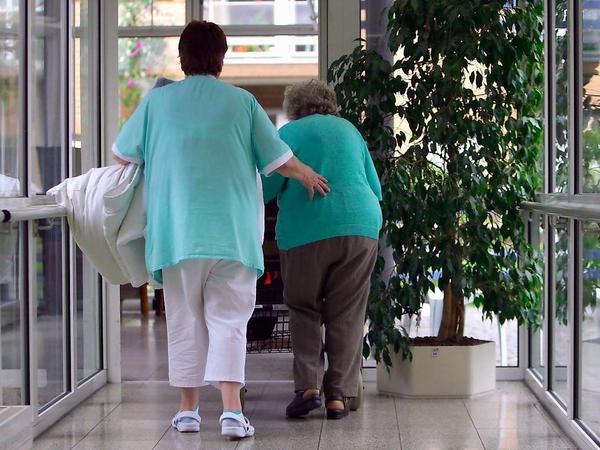 Eine Altenpflegerin begleitet eine Seniorin in einem Altenheim in Hannover. 