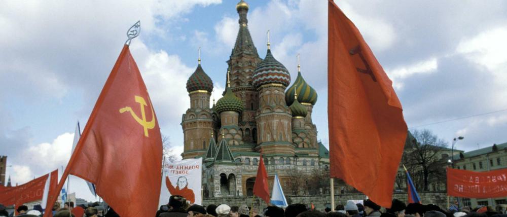Auch nach der Auflösung der Sowjetunion hielten ihr viele Russen die Treue, wie hier bei einem Protest auf dem Roten Platz 1993. 