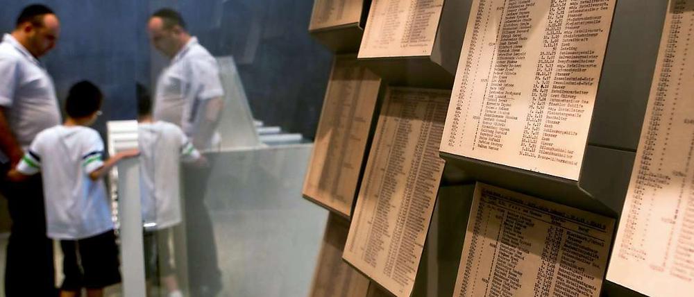 In faksimilierten Kopien sind die Listen der geretteten Juden in der Holocaust-Gedenkstätte Jad Vashem ausgestellt. Die Original-Liste will die Nachlassverwalterin der Schindlers von der Gedenkstätte erstreiten. 
